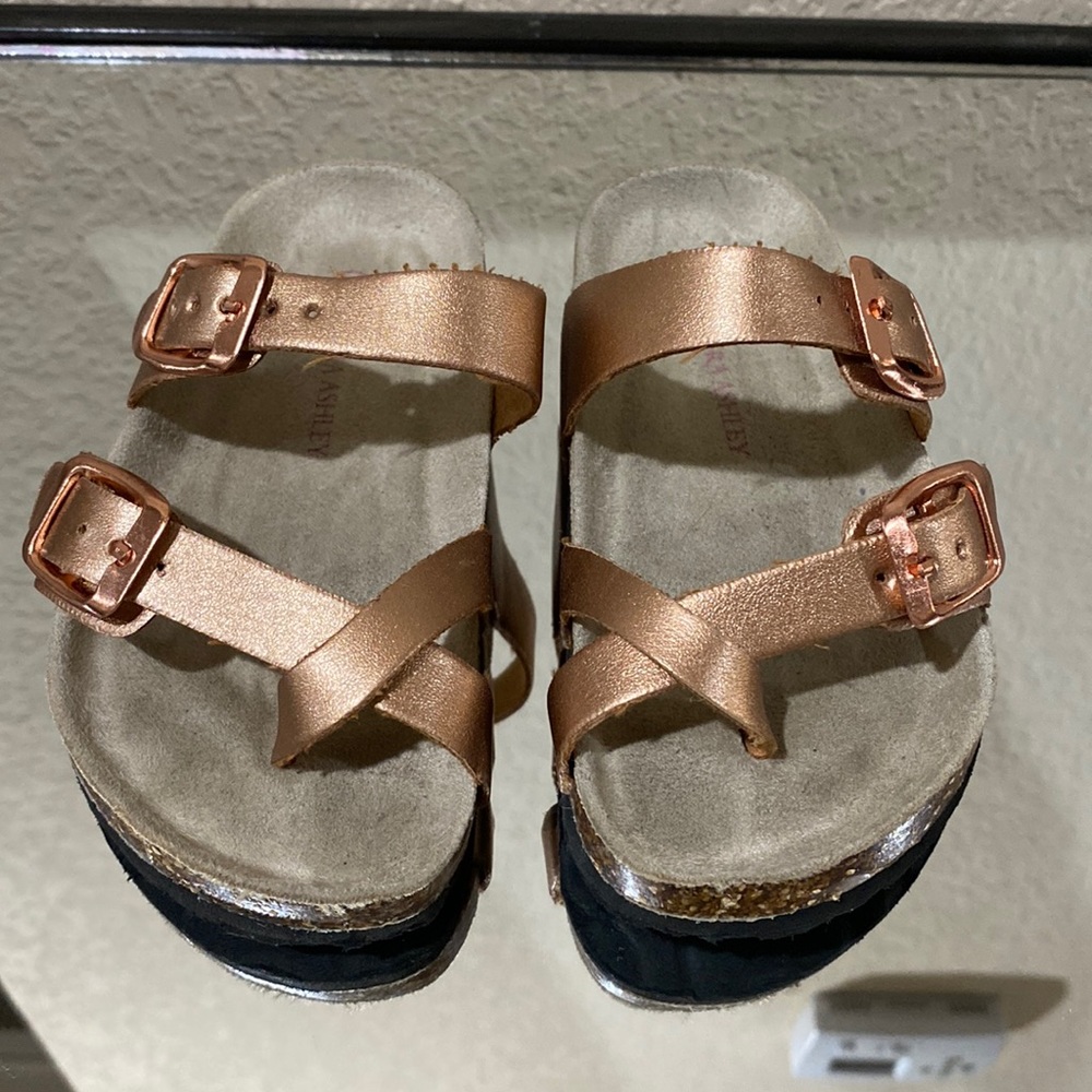 EUC-Metallic Sandals 🌺 2 for $10 or 3 for $15